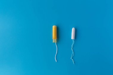 İki Tıbbi Kadın Tamponlar