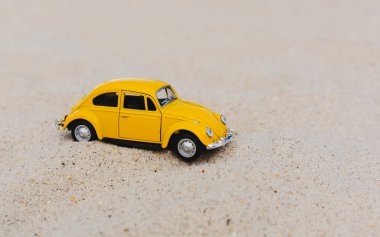 Sarı Küçük Araba kum doğal arka plan üzerinde. Yaz tatili konsepti