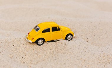 Sarı Küçük Araba kum doğal arka plan üzerinde. Yaz tatili konsepti