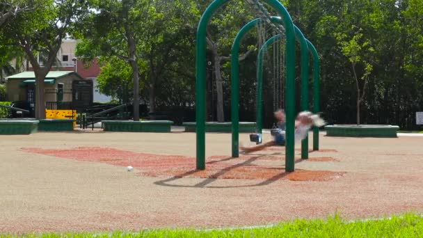 Pequeño Chica Rubia Sacude Columpio Moderno Parque Público Verano Florida — Vídeo de stock