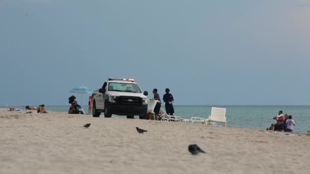 Miami Eua Junho 2019 Community Service Patrolling Beach Pôr Sol — Vídeo de Stock