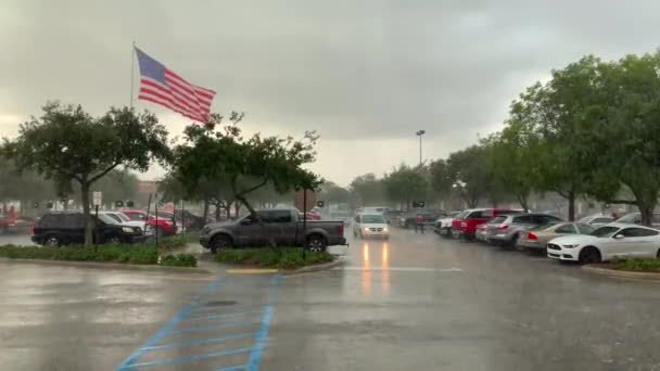 Ondas Bandeira Americana Vento Trânsito Rodoviário Miami Época Chuvosa Florida — Vídeo de Stock
