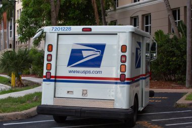 Miami, Abd - 6 Ağustos 2019: Sunny Isles Beach, Florida binasında park halindeki Usps aracı. Usps sağlar Amerika Birleşik Devletleri'nde bir nakliye ve posta hizmeti