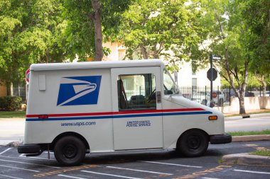 Miami, Abd - 6 Ağustos 2019: Sunny Isles Beach, Florida binasında park halindeki Usps aracı. Usps sağlar Amerika Birleşik Devletleri'nde bir nakliye ve posta hizmeti