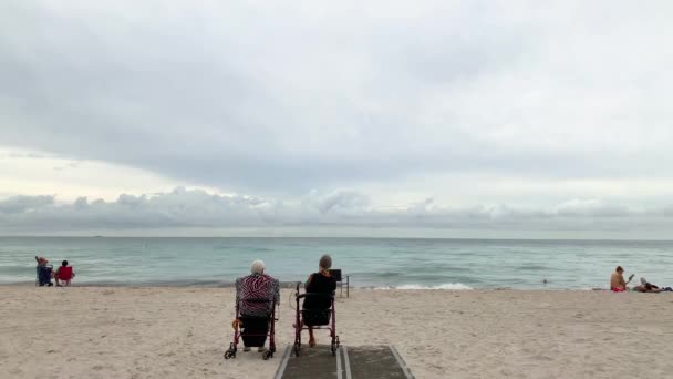 Las Mujeres Mayores Disfrutan Puesta Sol Océano Utilizando Marco Para — Vídeo de stock