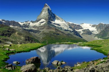 Matterhorn ve onun göldeki yansıması