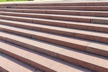 Şehrin büyük merdiven basamaklarında granit