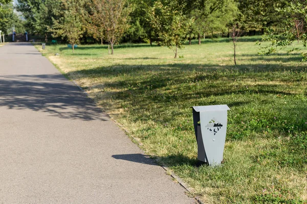 Urn Park lane boyunca'nın bahçesinde