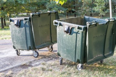 Gezici yeşil renkteki büyük çöp kutuları