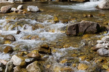 nehir dağ buzlu su akışını