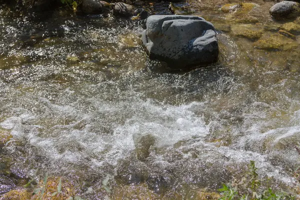 Καθαρό Νερό Για Όριο Ένα Ρυάκι Στο Βουνό — Φωτογραφία Αρχείου