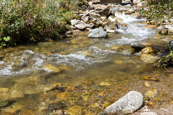 Riacho Com Água Clara Que Flui Nas Montanhas — Fotografia de Stock