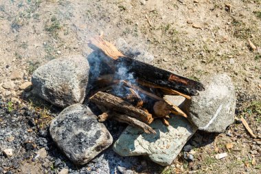Taşlar arasında bir yangında ahşap yangın