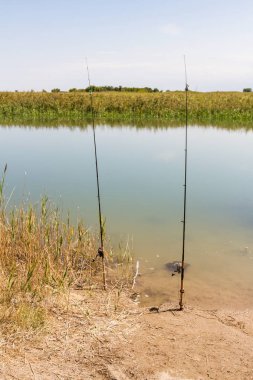 Gölde iki balıkçılık çubuklar ile Balık tutma