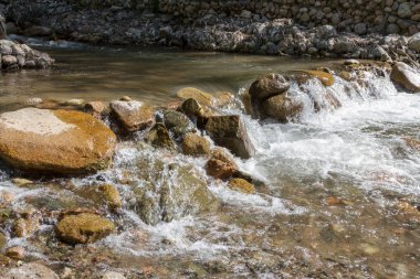 Nehri üzerinde eşik taştan