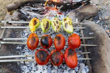 Biber ve domates kömüre pişer