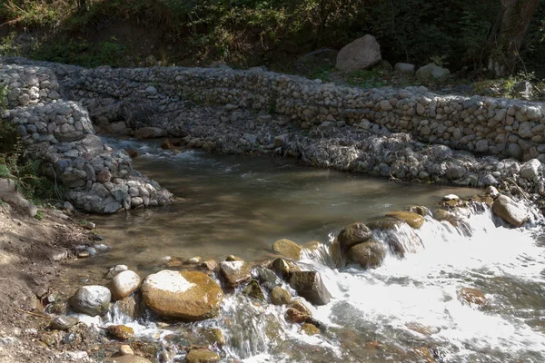 Nehri Üzerinde Eşik Taştan — Stok fotoğraf