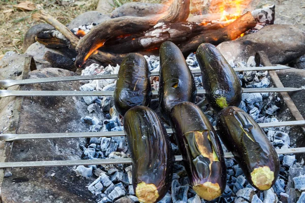 Padlizsán Főtt Faszén Tüzet Nyárson — Stock Fotó