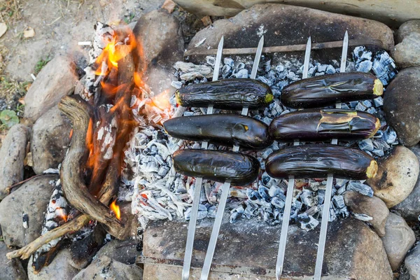 Berinjelas Espetos Cozidos Fogo Carvão — Fotografia de Stock