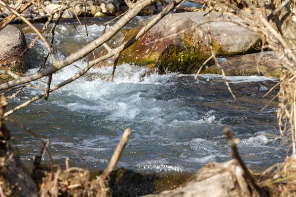 Ruisseau Dans Rivière Parmi Les Pierres — Photo