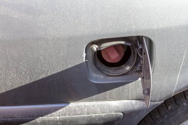 Bir kırmızı gaz tankı kap ile açık kapak