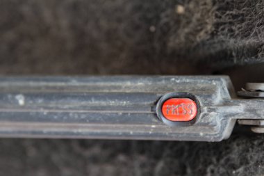 kırmızı düğmeye basılacak bir yazıt ile