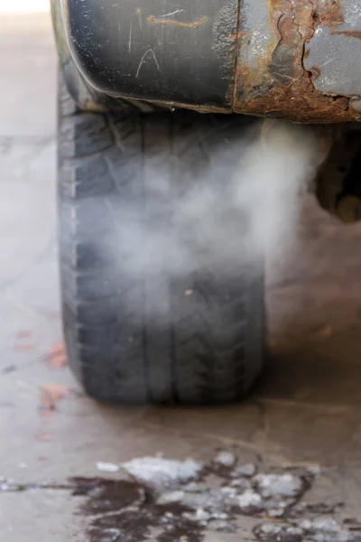 Der Giftige Auspuff Eines Autos Schadet Der Umwelt — Stockfoto