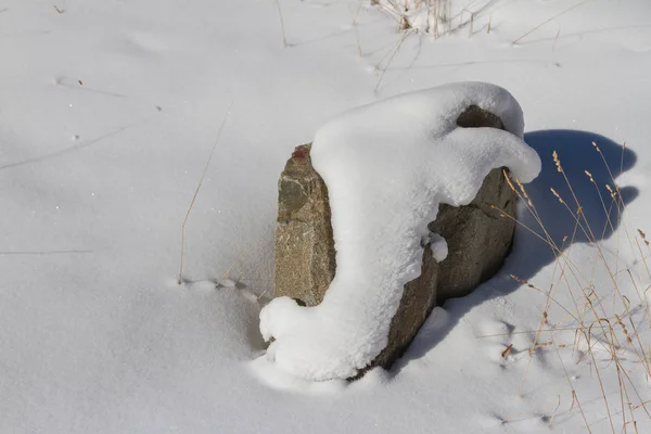 Grote Steen Bedekt Met Sneeuw Voor Zon — Stockfoto