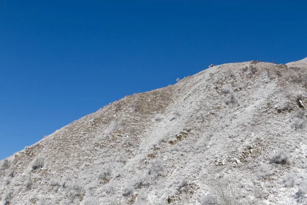 Berghelling Zonder Vegetatie Eerste Sneeuw — Stockfoto