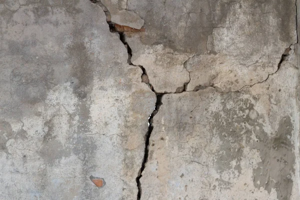 depremden sonra çatlamış bir tuğla duvar eski binada