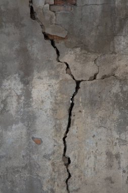 depremden sonra çatlamış bir tuğla duvar yapımında