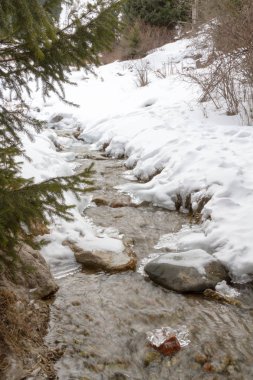 Trans-Ili Alatau dağlarında donmuş dağ dere