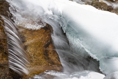 su sıçramaları küçük bir şelale donuyor