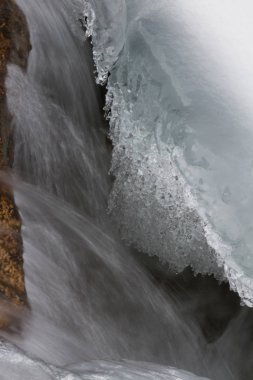 su sıçramaları küçük bir şelale donuyor