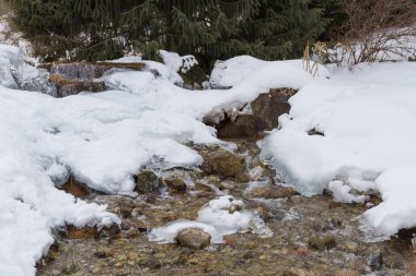 Trans-Ili Alatau dağlarında donmuş dağ dere