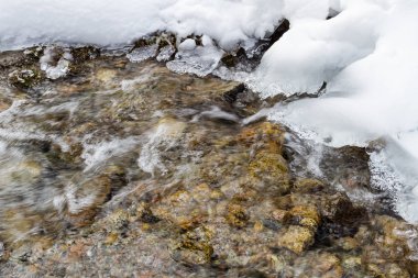 bir dağ dere dondurulmuş berrak su