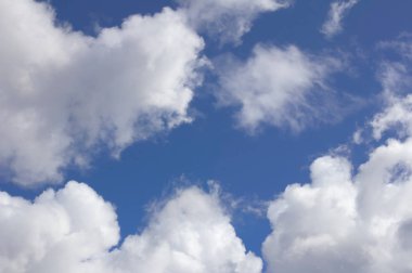 rüzgarlı havalarda beyaz bulutlar ile mavi gökyüzü, mavi-beyaz arka plan
