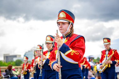 Portland, Oregon, Amerika Birleşik Devletleri - 9 Haziran 2018: Newport lise bandosu Portland sırasında Grand çiçek geçit Festival 2018 gül.