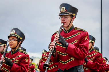 Portland, Oregon, Amerika Birleşik Devletleri - 9 Haziran 2018: Güney Kitsap lise bandosu Portland sırasında Grand çiçek geçit Festival 2018 gül.