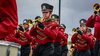 Portland, Oregon, Amerika Birleşik Devletleri - 9 Haziran 2018: Güney Kitsap lise bandosu Portland sırasında Grand çiçek geçit Festival 2018 gül.