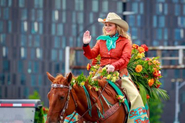 Portland, Oregon, Amerika Birleşik Devletleri - 9 Haziran 2018: Grand Çiçek Parade, Portland sırasında St. Paul Rodeo mahkemede Festival 2018 gül.