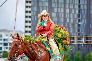 Portland, Oregon, Amerika Birleşik Devletleri - 9 Haziran 2018: Grand Çiçek Parade, Portland sırasında St. Paul Rodeo mahkemede Festival 2018 gül.