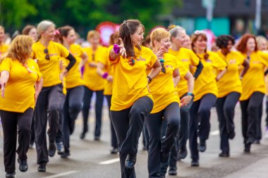 Portland, Oregon, Amerika Birleşik Devletleri - 9 Haziran 2018: Bir kez daha tekrar Marching Band Portland sırasında Grand çiçek geçit çevresinde Festival 2018 gül.