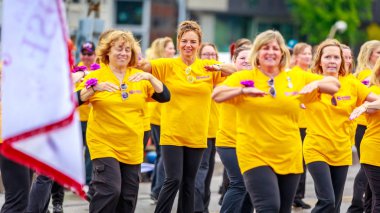 Portland, Oregon, Amerika Birleşik Devletleri - 9 Haziran 2018: Bir kez daha tekrar Marching Band Portland sırasında Grand çiçek geçit çevresinde Festival 2018 gül.