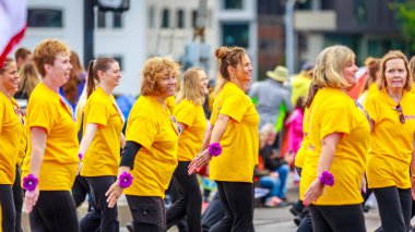 Portland, Oregon, Amerika Birleşik Devletleri - 9 Haziran 2018: Bir kez daha tekrar Marching Band Portland sırasında Grand çiçek geçit çevresinde Festival 2018 gül.