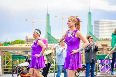 Portland, Oregon, Amerika Birleşik Devletleri - 9 Haziran 2018: Bir kez daha tekrar Marching Band Portland sırasında Grand çiçek geçit çevresinde Festival 2018 gül.