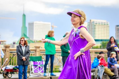 Portland, Oregon, Amerika Birleşik Devletleri - 9 Haziran 2018: Bir kez daha tekrar Marching Band Portland sırasında Grand çiçek geçit çevresinde Festival 2018 gül.