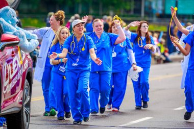 Portland, Oregon, Amerika Birleşik Devletleri - 9 Haziran 2018: Providence çocuk sağlığı Portland sırasında Grand çiçek geçit Festival 2018 gül.