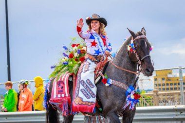 Portland, Oregon, Amerika Birleşik Devletleri - 9 Haziran 2018: Bayan Vancouver Rodeo kraliçesi, Shyanne Chandler, büyük çiçek geçit töreni, Portland sırasında Festival 2018 gül.