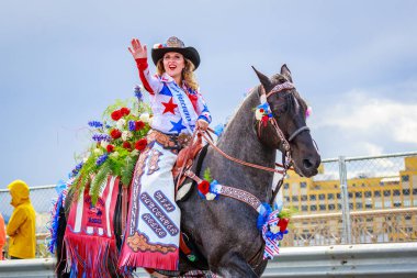Portland, Oregon, Amerika Birleşik Devletleri - 9 Haziran 2018: Bayan Vancouver Rodeo kraliçesi, Shyanne Chandler, büyük çiçek geçit töreni, Portland sırasında Festival 2018 gül.